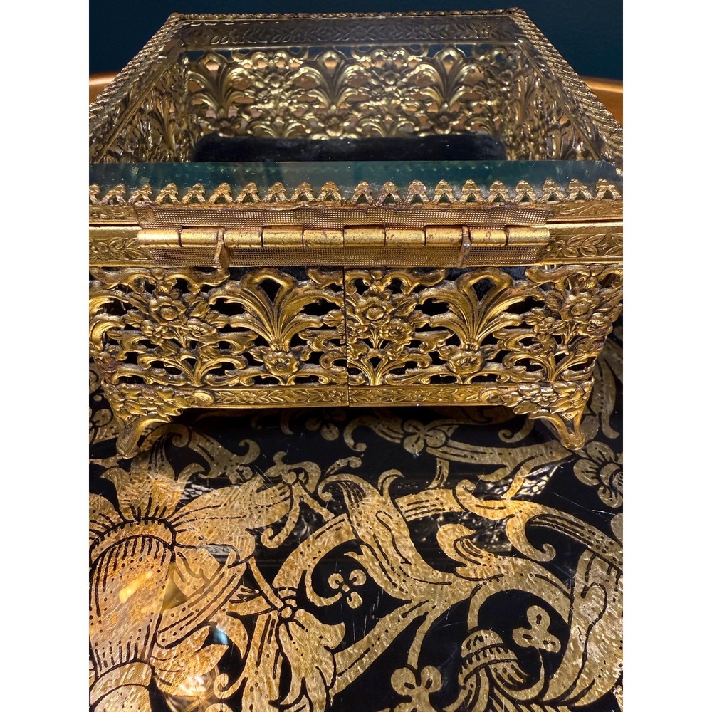 Vintage Gold Filigree Jewelry Casket with Glass Lid & Velvet Interior - Picture 16 of 17